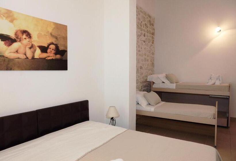 חדר סטנדרט לארבעה, La Corte Di Ibla