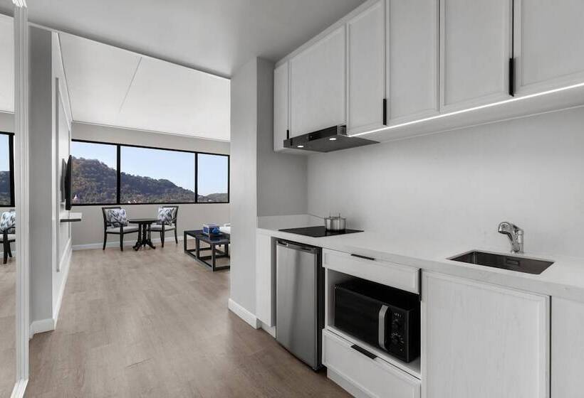 이그제큐티브 스위트, Courtyard By Marriott Phuket Town