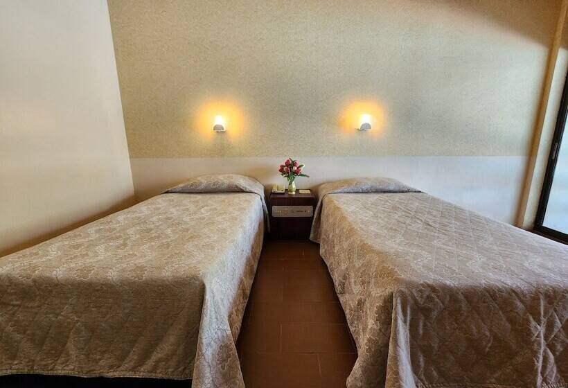带泳池观景的豪华房, Pattaya Garden Resort