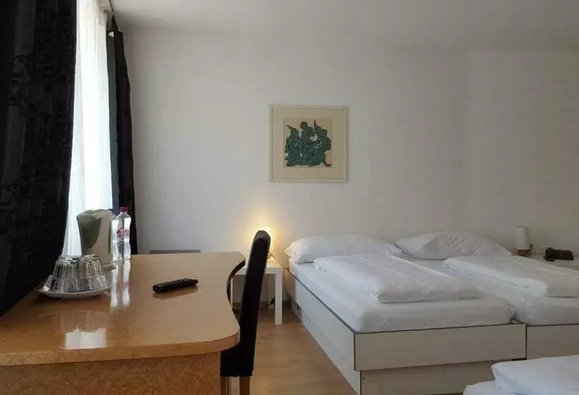 Standard Quadruple Room, Spalenbrunnen Hotel & Restaurant Basel City Center