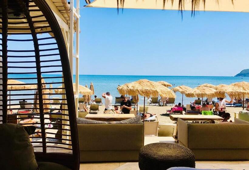 اتاق اساندارد با چشم‌انداز جانبی به دریا, Cubaneros Holiday Inn