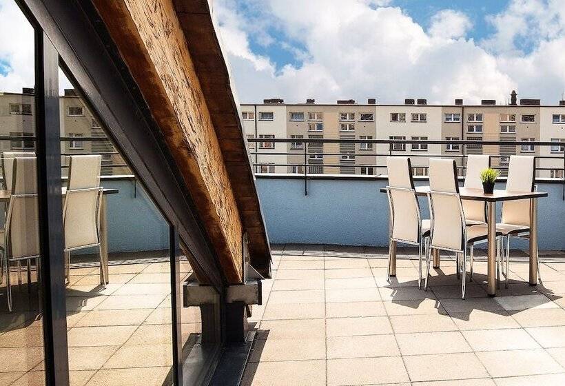 带露台的标准工作室, City Apart