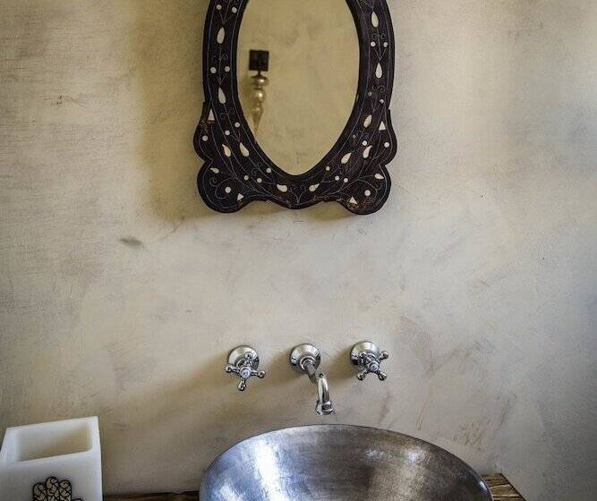 سوییت لوکس, Dar Camelia