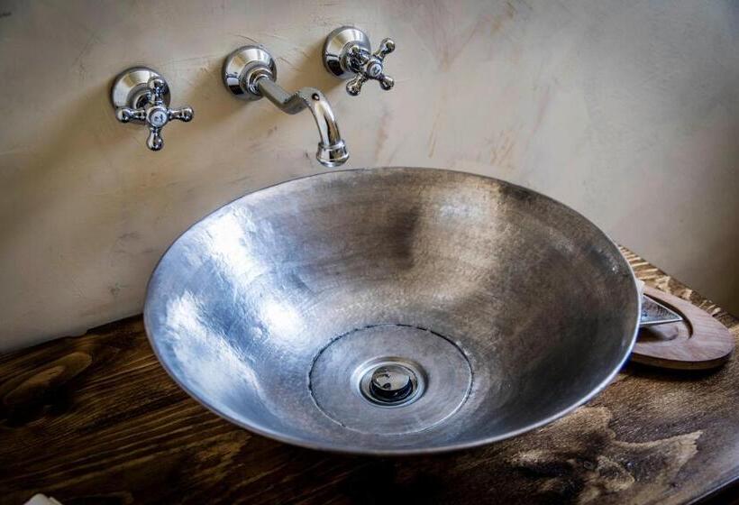 سوییت لوکس, Dar Camelia