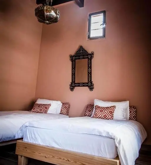سوئیت با بالکن, Dar Camelia