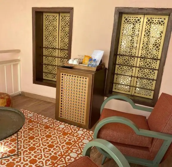 سوئیت با بالکن, Dar Camelia