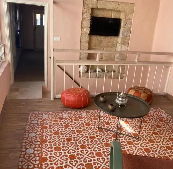 سوئیت با بالکن, Dar Camelia