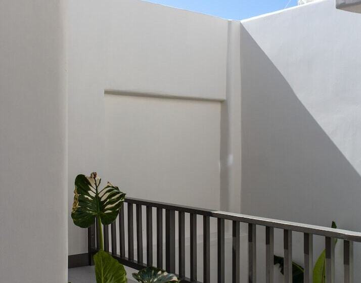 غرفة ديلوكس, Sandom