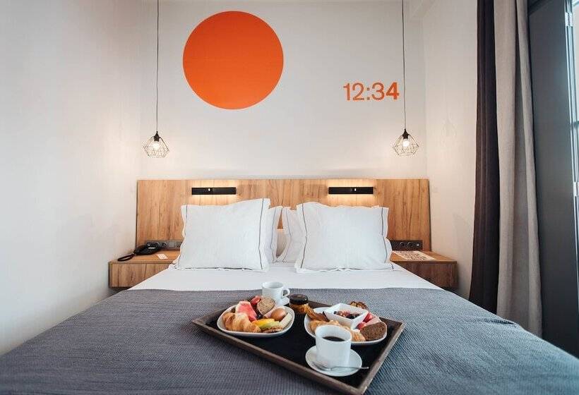 غرفة ديلوكس, Sandom