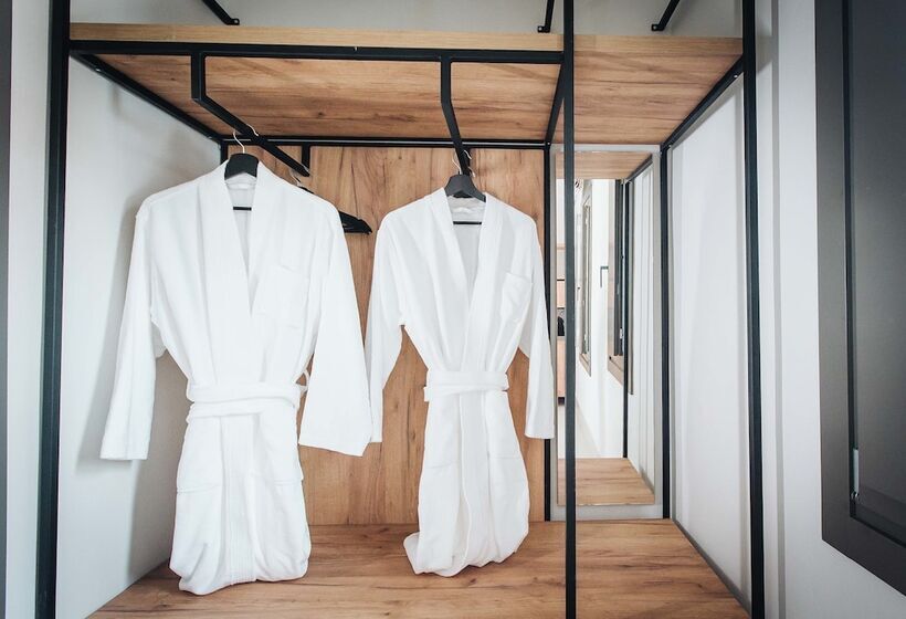 غرفة سوبيريور, Sandom