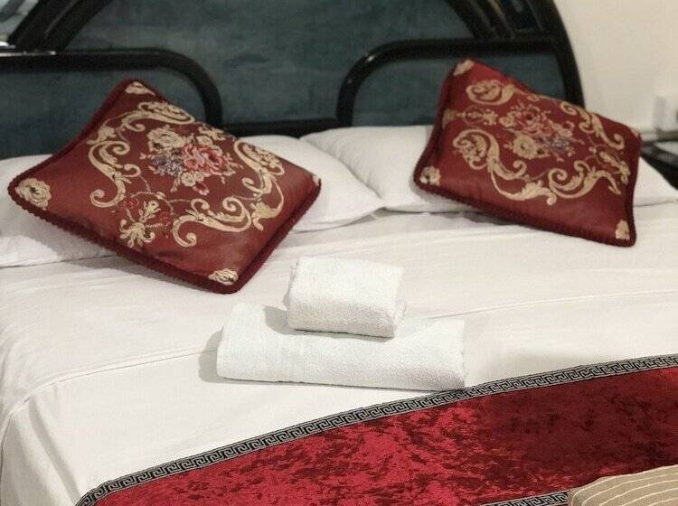 バスルーム共有のトリプルスタンダード, Bb Stay Station