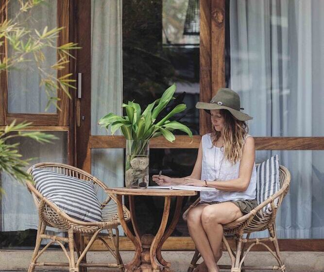 디럭스 트리플 룸, The Nuga House