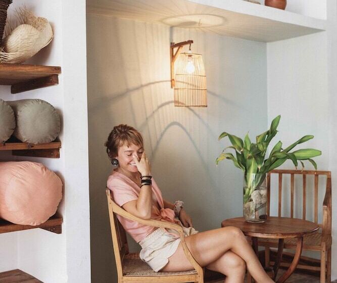 디럭스 트리플 룸, The Nuga House