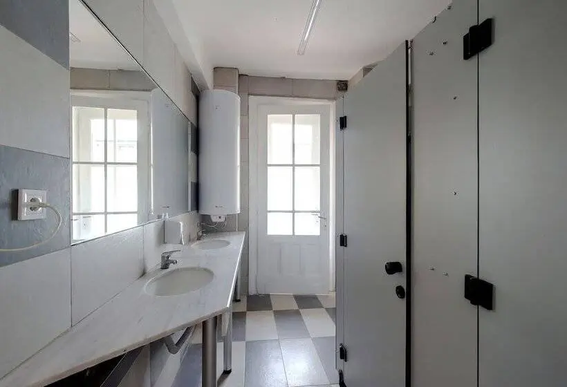 ルームシェアのワンベッド, Hostel Musala