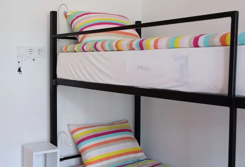 ルームシェアのワンベッド, Hostel Musala