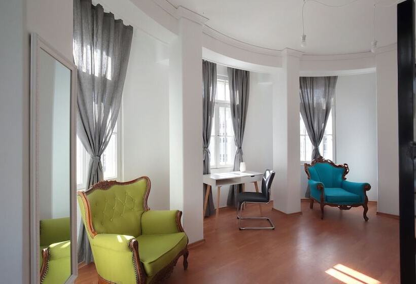 ルームシェアのワンベッド, Hostel Musala