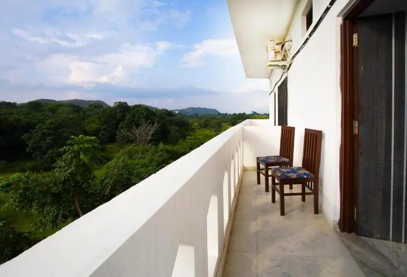 キングサイズベッドのデラックスルーム, Narayan Niwas Resort