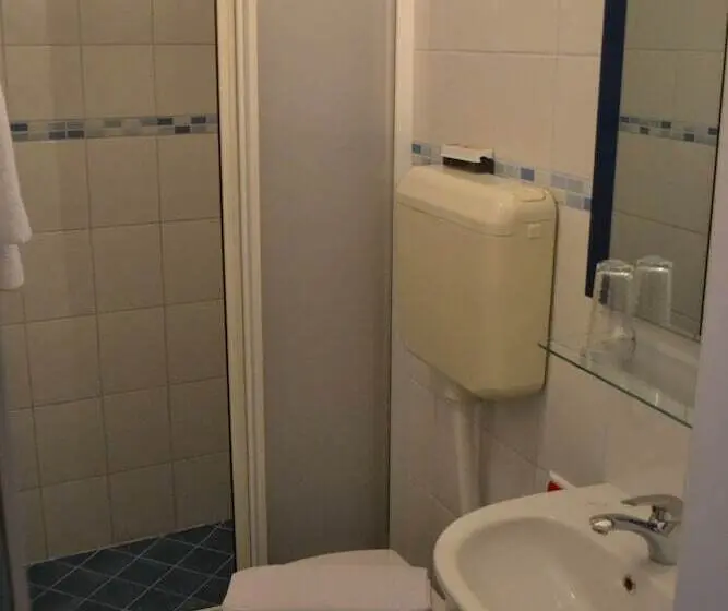 اتاق استاندارد سه نفره, Ada