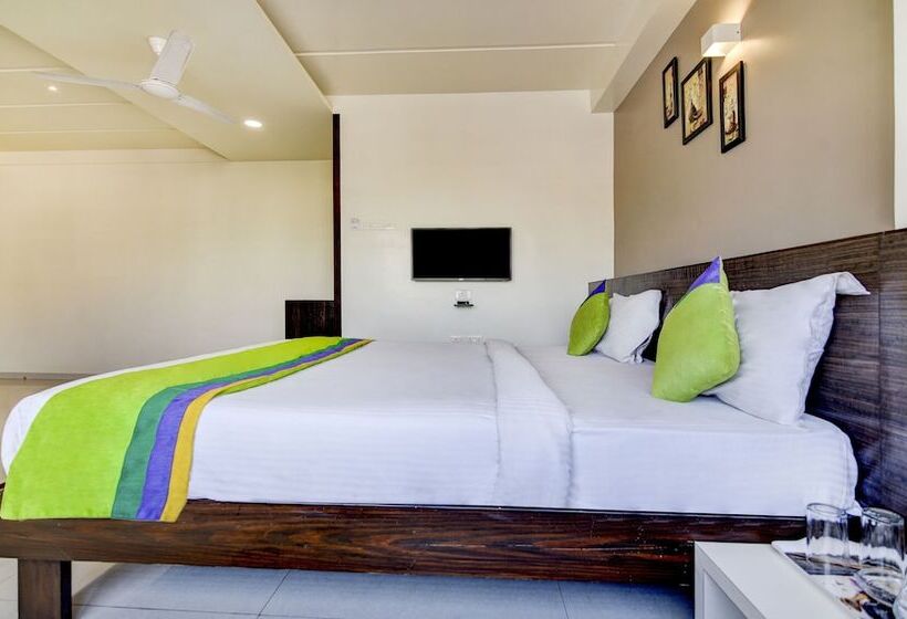 Номер Deluxe, Treebo Shree Sai Suites