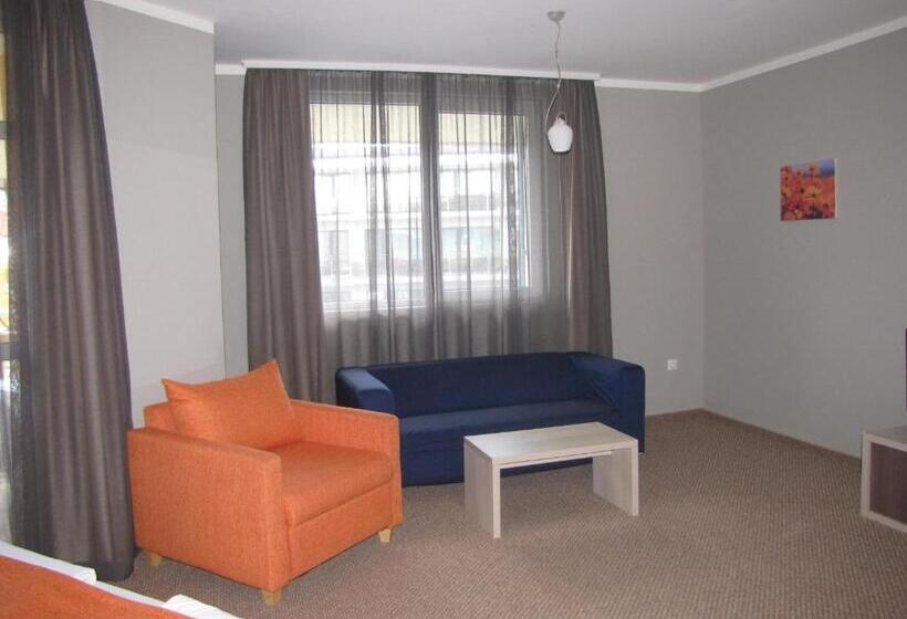 סוויטת ג'וניור עם מרפסת, Blue Orange Beach Resort