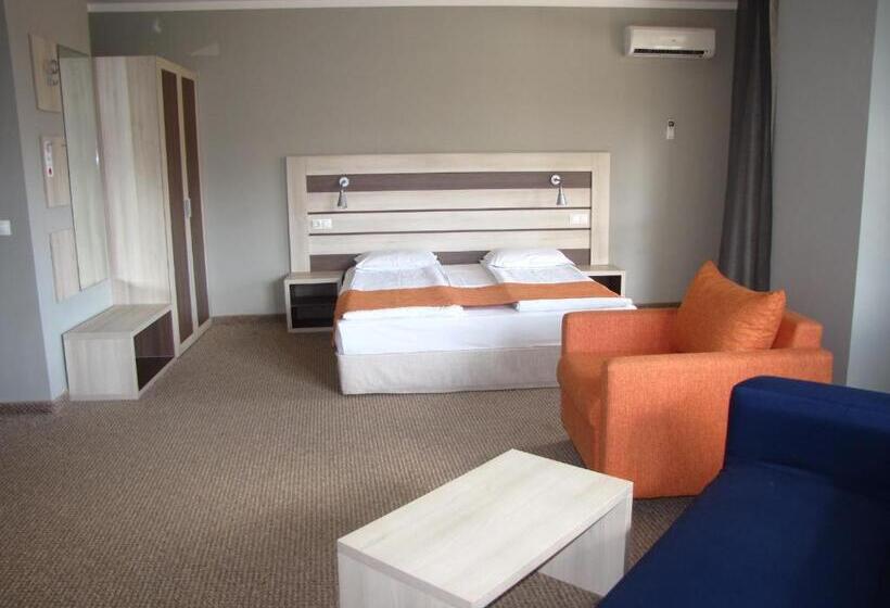 סוויטת ג'וניור עם מרפסת, Blue Orange Beach Resort