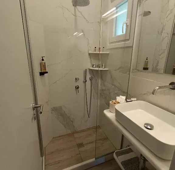 اتاق استاندارد چهار تخته, Kirki Rooms