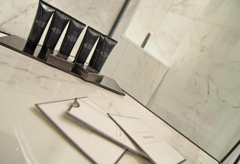 جناح مطل على المدينة, La Vita E Bella Ii