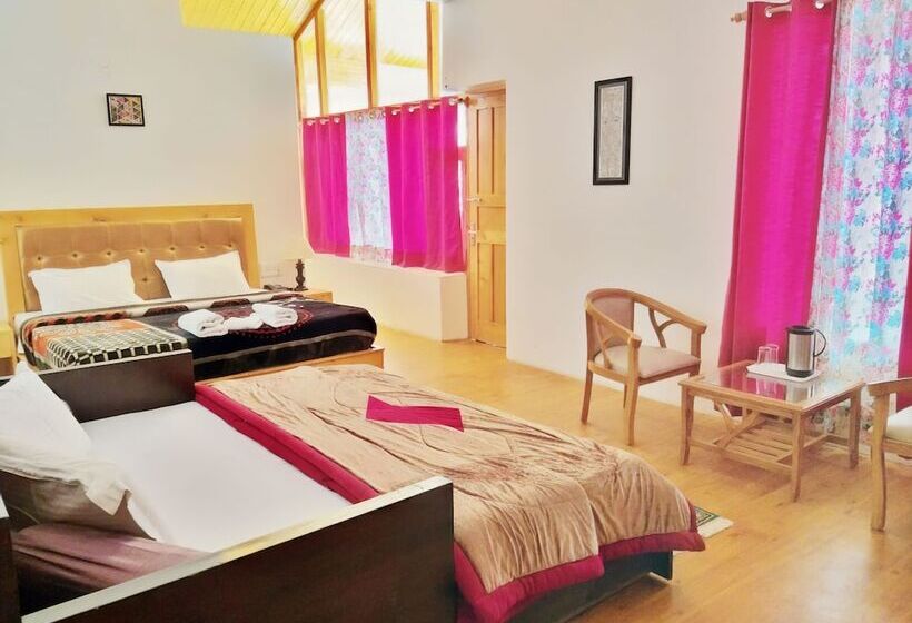 غرفة عائلية مطلّة علي الجبل, The Cider