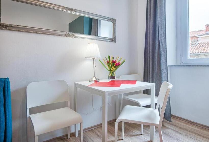 Апартаменты 1 Спальня, Top Center Rooms & Studio