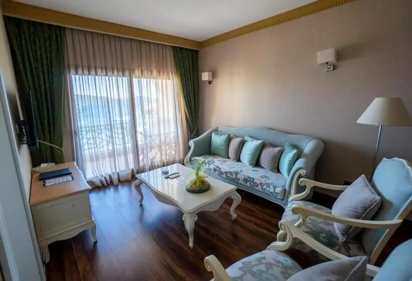 Suite amb Vistes, Azka