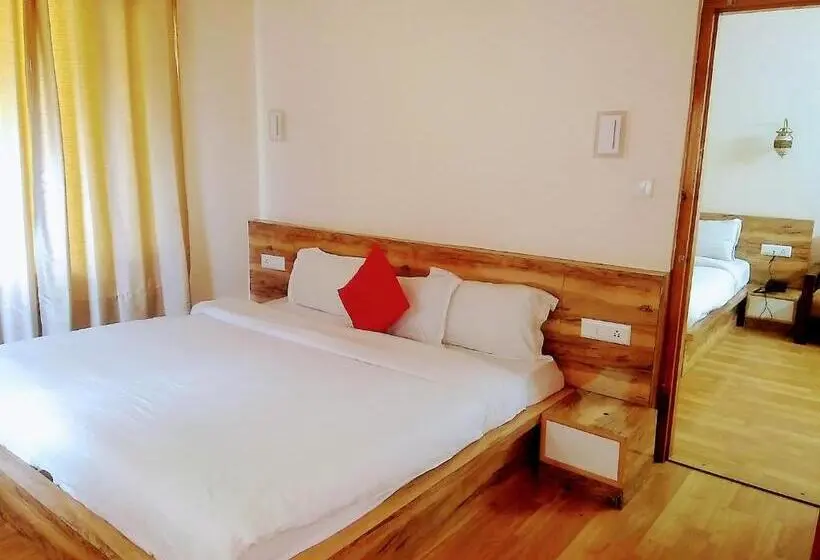 سوییت خانوادگی, Rising Star With Garden With Private Parking Near To Mall Road