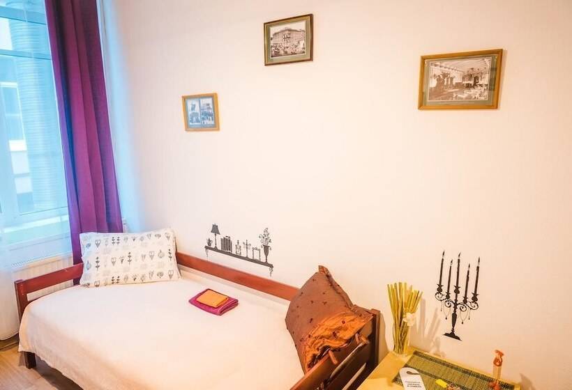 اتاق استاندارد, Ave Peter Hostel