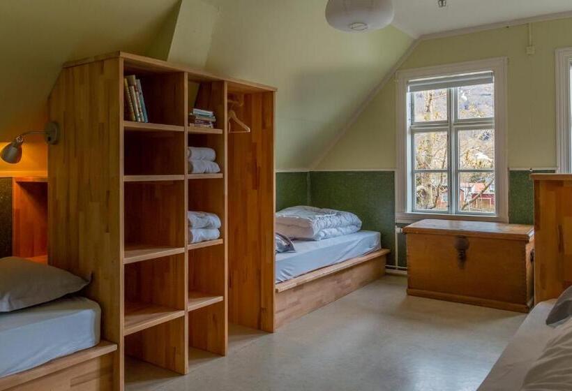 اتاق استاندارد چهارنفره با سرویس بهداشتی مشترک, Hafaldan Hi Hostel, Old Hospital Building