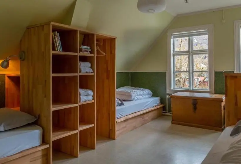 اتاق استاندارد چهارنفره با سرویس بهداشتی مشترک, Hafaldan Hi Hostel, Old Hospital Building