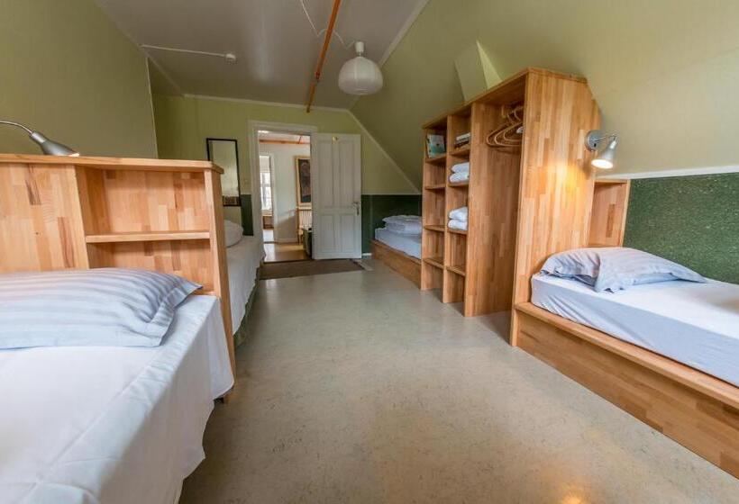 اتاق استاندارد چهارنفره با سرویس بهداشتی مشترک, Hafaldan Hi Hostel, Old Hospital Building