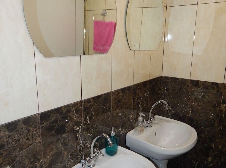 تختخواب در اتاق مشترک, Hostel Romanov