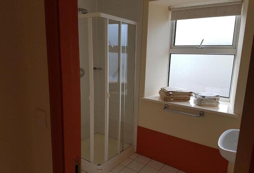 חדר סטנדרט לשלושה, Myles Creek