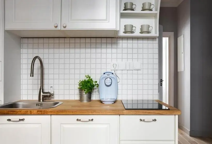 バルコニー付き１ベッドルームアパートメント, Too Good Apartments