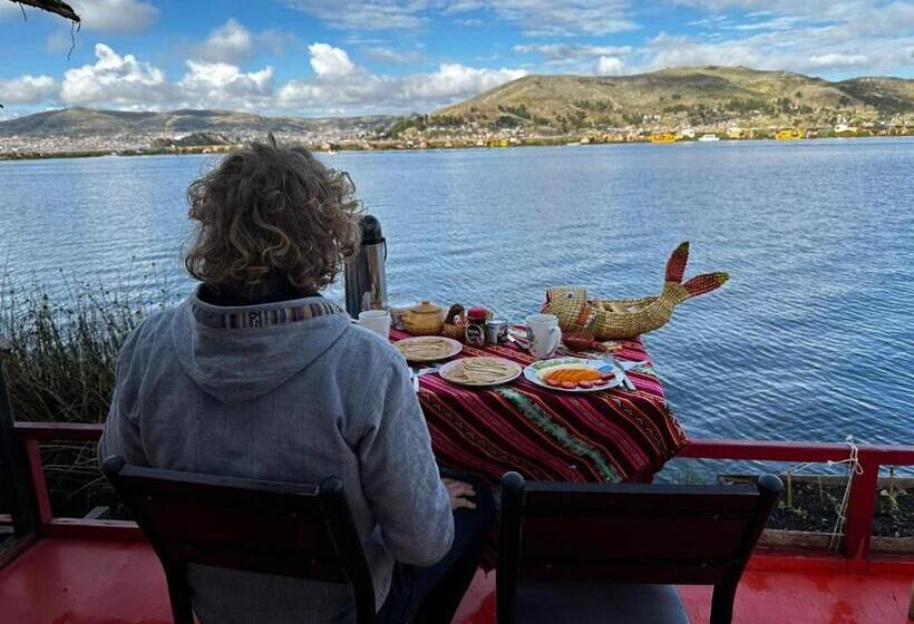 Suite with lake view, Uros Titikaka The Best Lodge