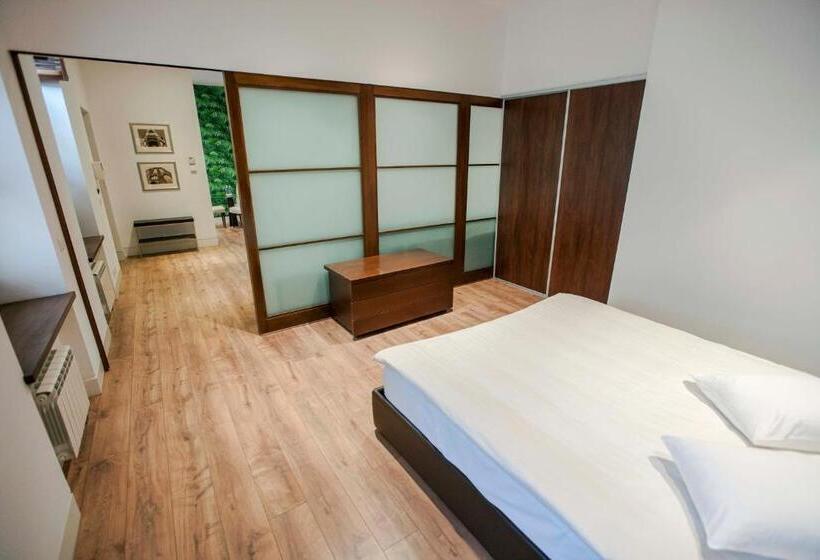 חדר משפחתי, Residence 1898