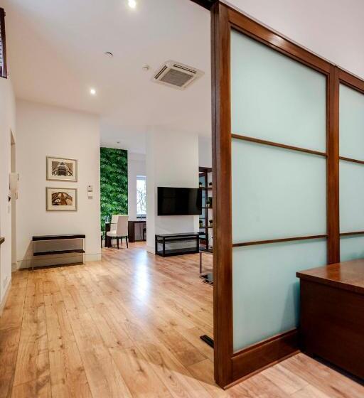 חדר משפחתי, Residence 1898