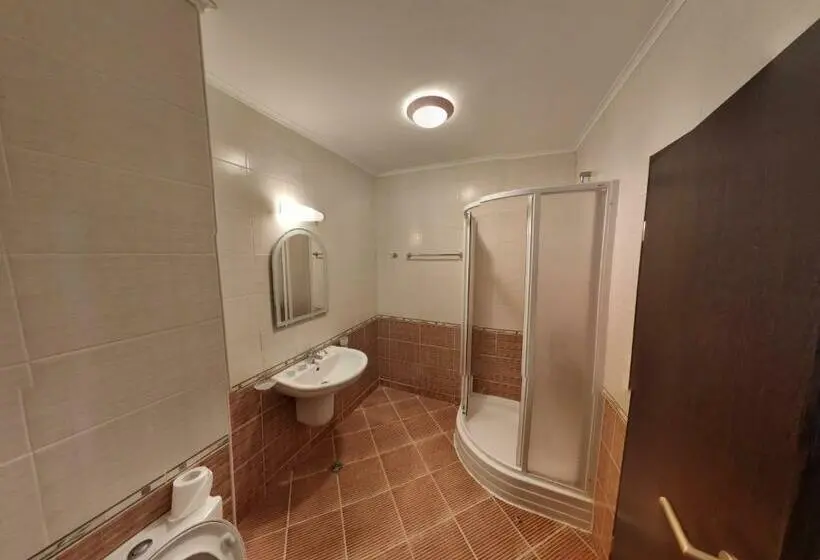 اتاق استاندارد سه تخته با بالکن, Hostel Coral City