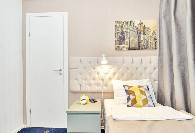 غرفة قياسية فردية, Seven Bridges