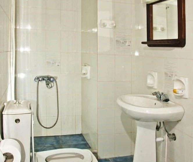 スタンダード4人部屋, Akrogiali