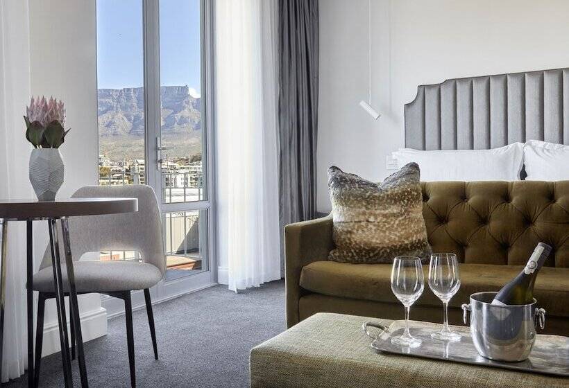 سوئیت جونیور با چشم‌انداز کوهستان, The Manor House At The Queen Victoria Hotel By Newmark