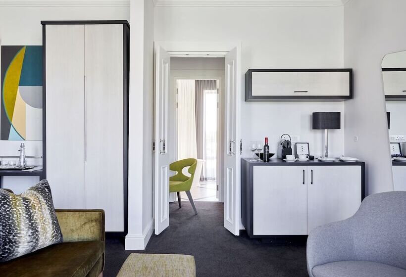 سوئیت جونیور با چشم‌انداز کوهستان, The Manor House At The Queen Victoria Hotel By Newmark