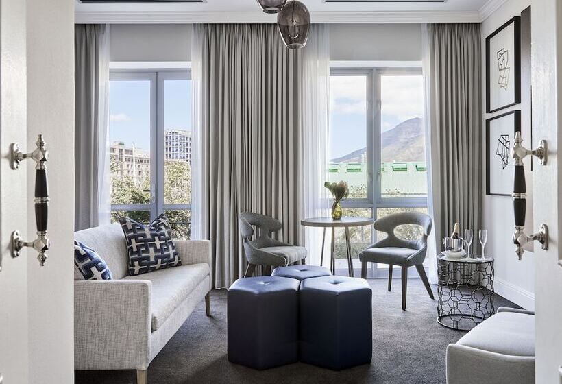 سوئیت جونیور با چشم‌انداز کوهستان, The Manor House At The Queen Victoria Hotel By Newmark