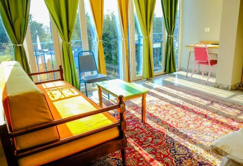اتاق خانوادگی, Damask Rose, Lebanese Guest House
