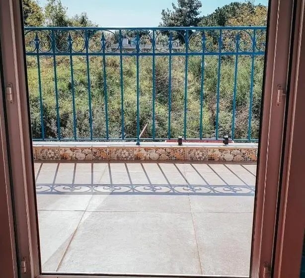 اتاق خانوادگی, Damask Rose, Lebanese Guest House
