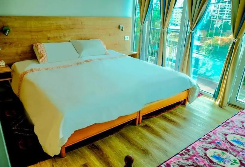 استودیوی استاندارد, Damask Rose, Lebanese Guest House